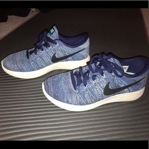 Like new nike tennis shoes